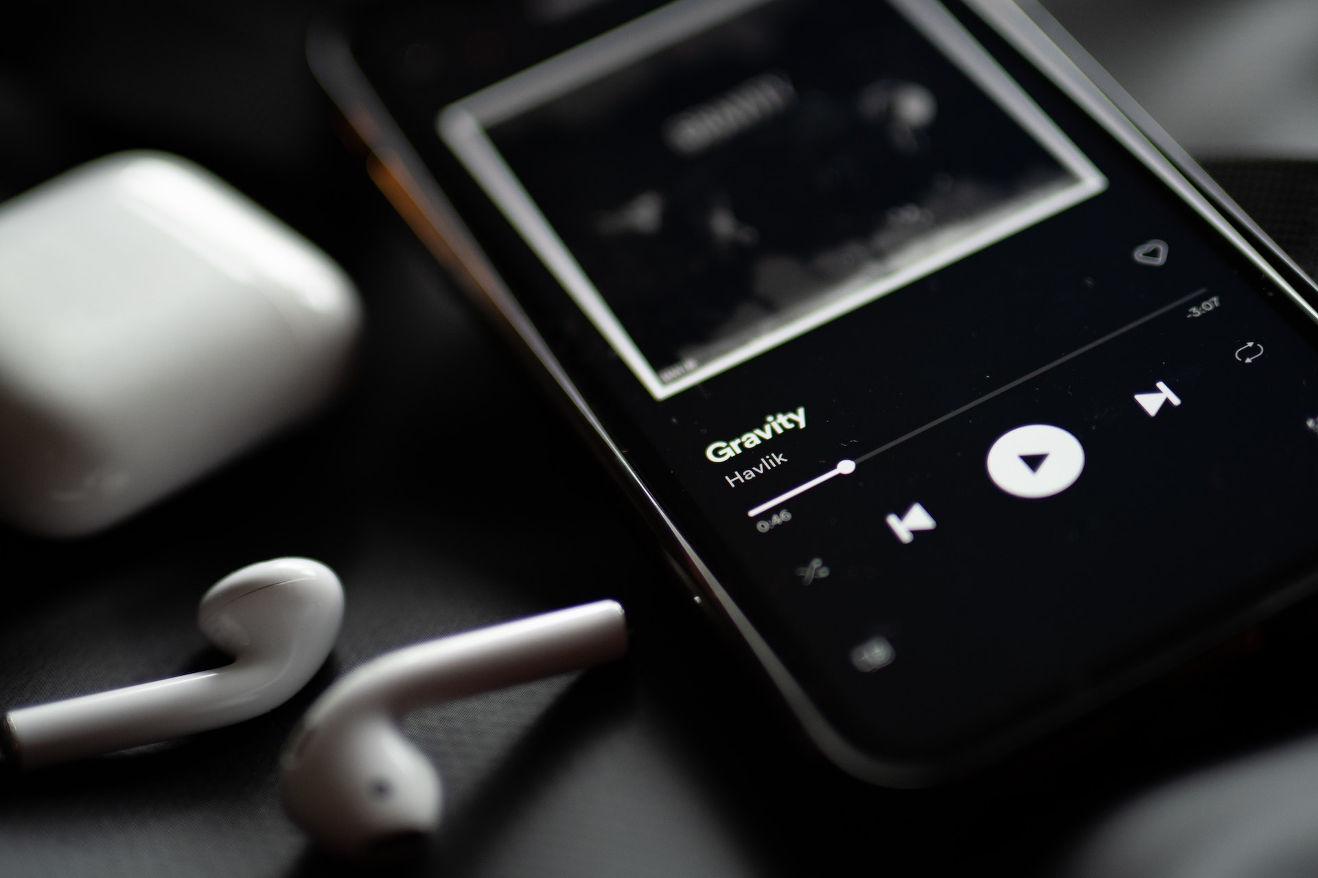Apple e Spotify serão investigadas por domínio do mercado de streaming no Reino Unido | TecMasters