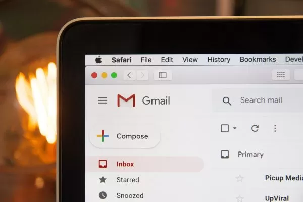 Ilustração do Gmail aberto em MacBook