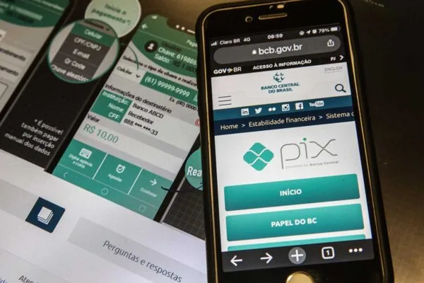 Imagem mostra um smartphone cuja tela mostra o site do Banco Central que explica melhor o funcionamento do Pix