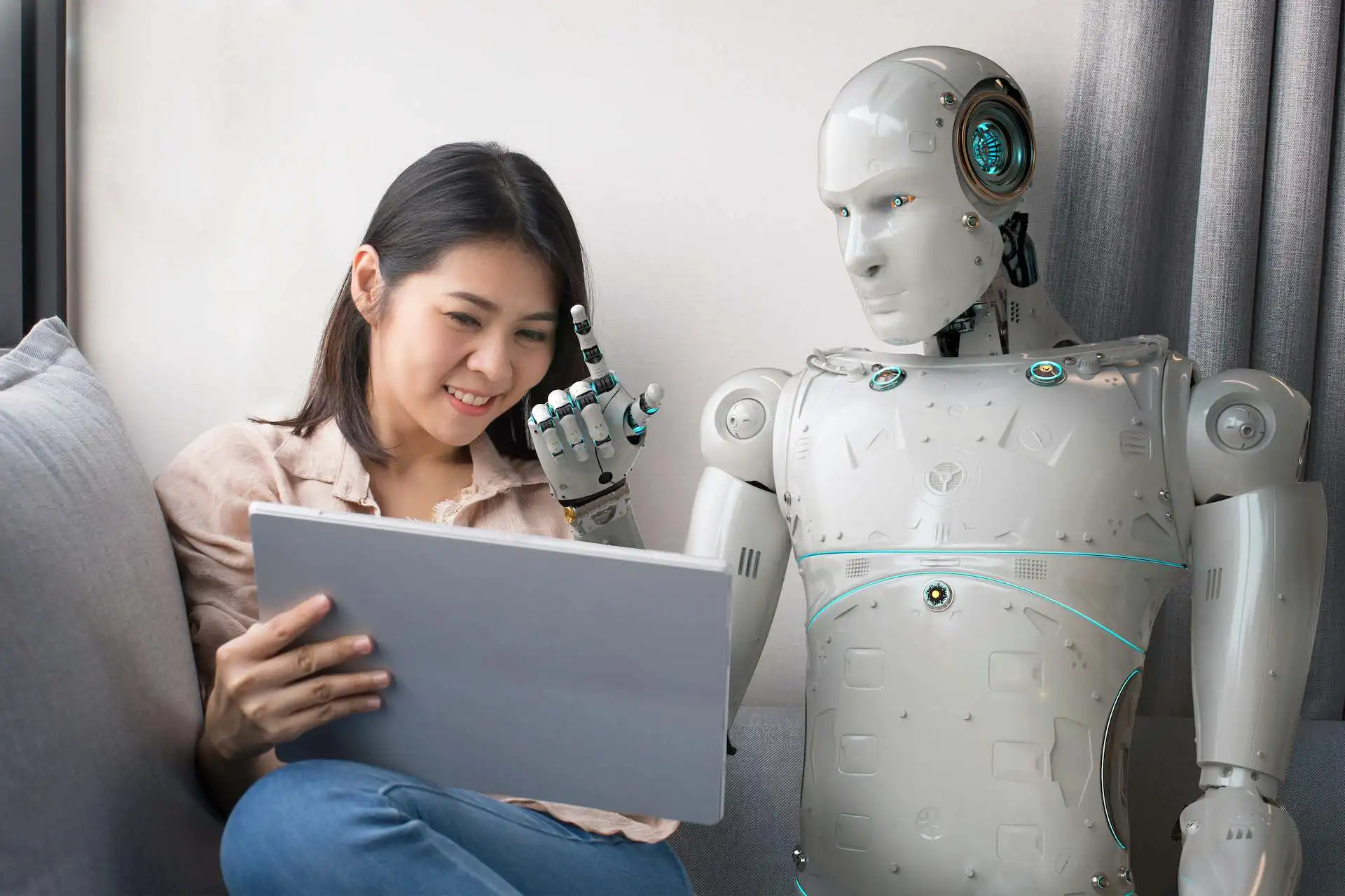 pessoa conversa com computador robô