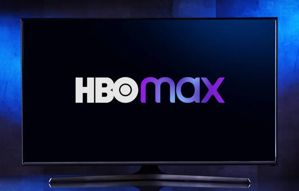 Imagem mostra uma televisão de tela plana, que exibe o logo do streaming HBO Max