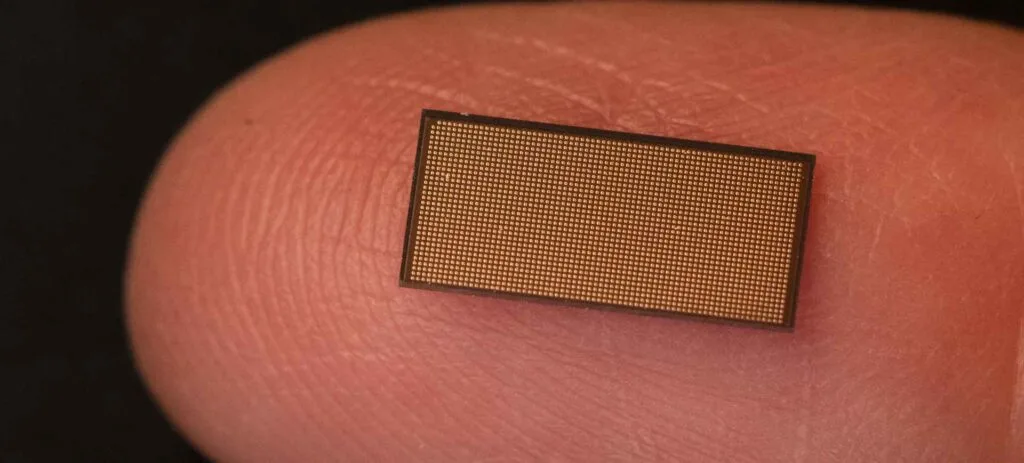 Imagem representa um dos neurochips Loihi da Intel, menor que o tamanho da ponta de um dedo