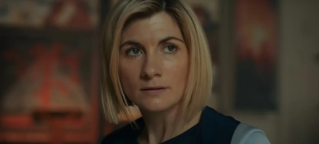 Captura de tela de uma cena em que aparece a atriz Jodie Whittaker, que interpreta o doutor na série Doctor Who