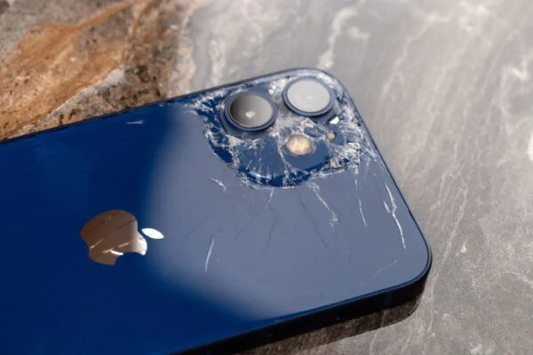 iPhone parcialmente destruído