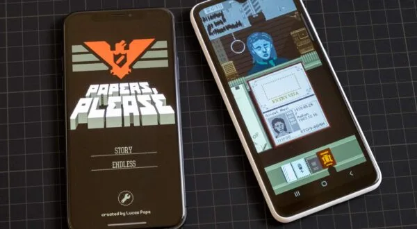 Dois celulares, um ao lado do outro, sendo que o da esquerda mostra o logo do jogo indie Papers, Please e à direita há uma cena do mesmo game