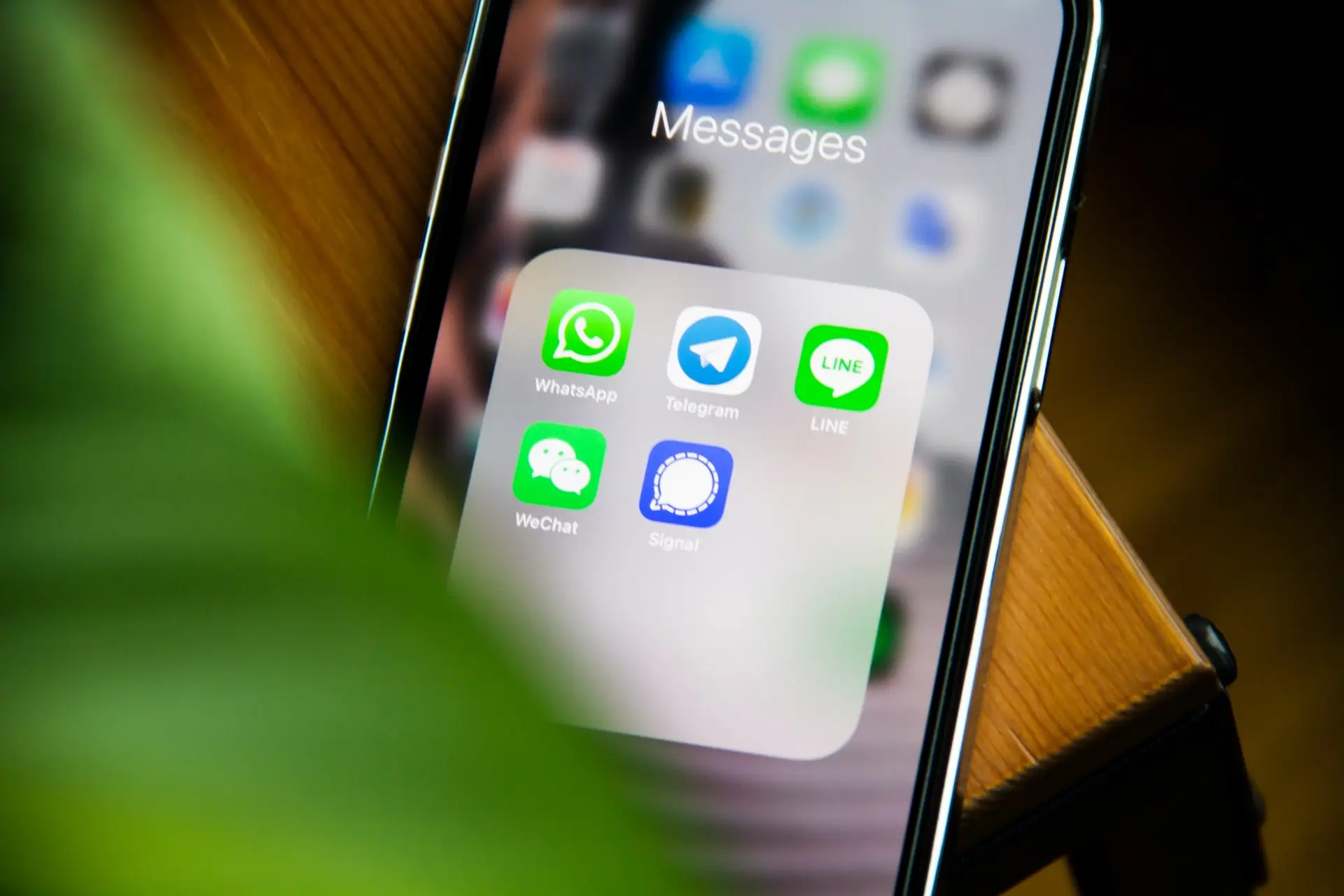 Imagem mostra o app de mensagens Signal em evidência na tela de um iPhone