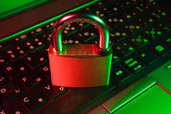 Imagem mostra um cadeado fechado por cima de um teclado de computador, simbolizando segurança digital