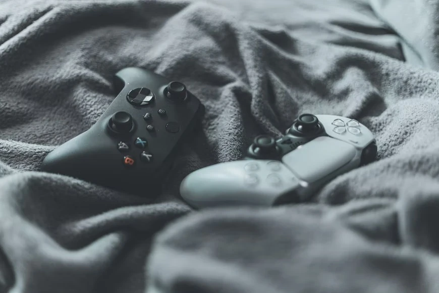 Controles dos consoles da Microsoft (Xbox) e Sony (PlayStation 5)